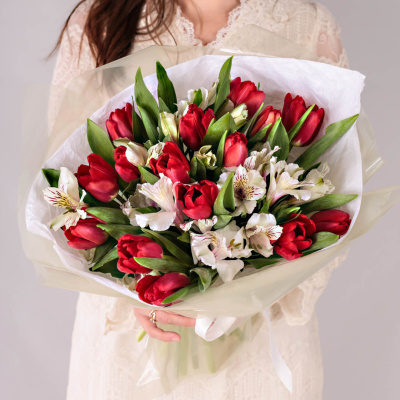 Букет из тюльпанов с альстромерией 46173 Букет из тюльпанов с альстромерией 46173