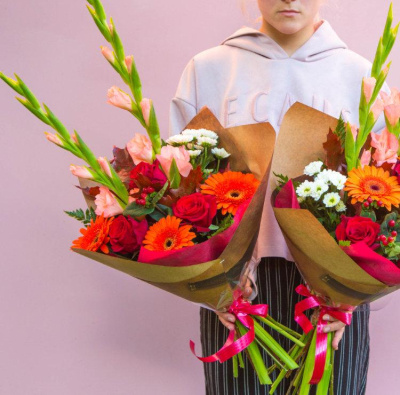 Букет "Поздравляю" из гладиолусов с розами и герберами. N 7610 Букет "Поздравляю" из гладиолусов с розами и герберами. N 7610