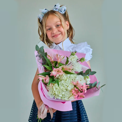 Небольшой букет с гортензией и альстромерией арт. 84571