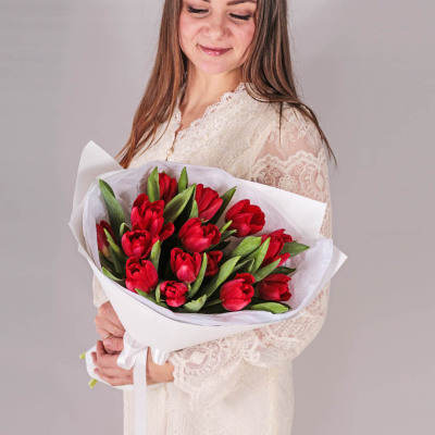 Букет из 15 красных тюльпанов 28405 Букет из 15 красных тюльпанов 28405
