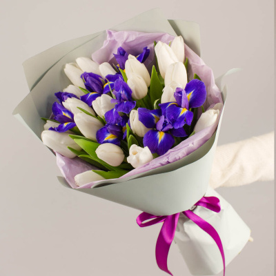 Букет 19 белых тюльпанов с ирисами 46457 Букет 19 белых тюльпанов с ирисами 46457
