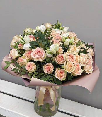 Букет из нежных кустовых роз с эустомой 27813 Букет из нежных кустовых роз с эустомой 27813