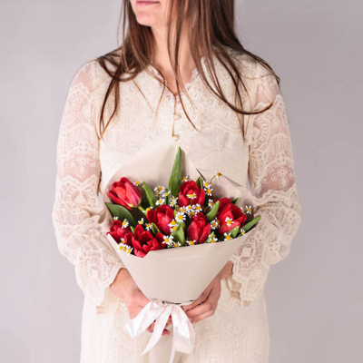 Небольшой букет из красных тюльпанов с ромашками 46336 Небольшой букет из красных тюльпанов с ромашками 46336