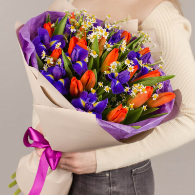 Букет из тюльпанов с ирисами и ромашками (17+9) 46397 Букет из тюльпанов с ирисами и ромашками (17+9) 46397